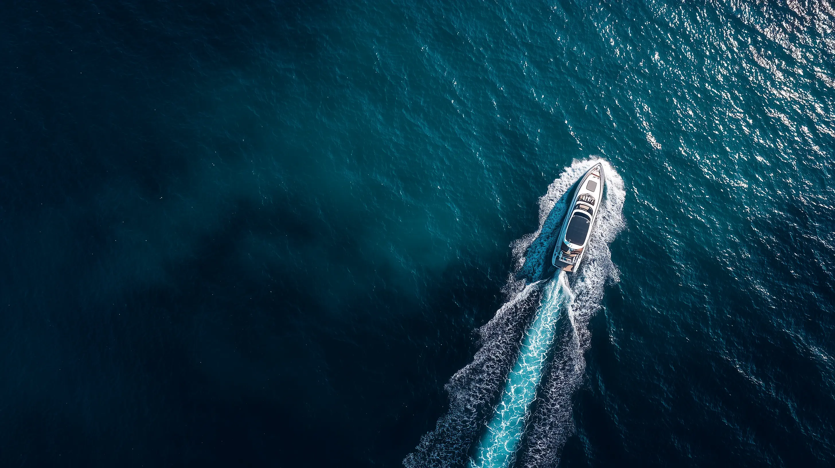 Concierge de viaje: planificación con pasaporte y documentos del itinerario.